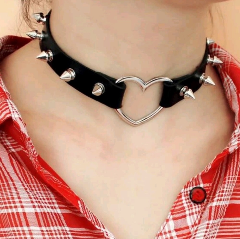 nwot PU Heart Spiked Choker